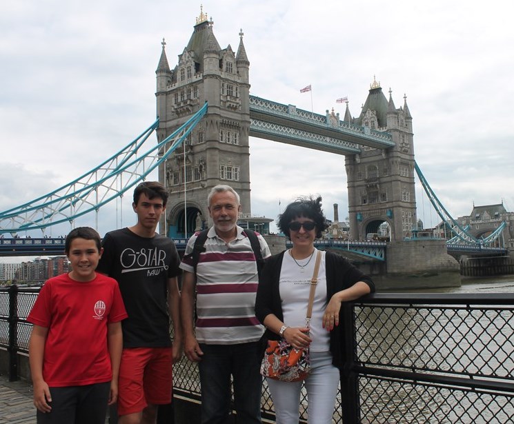 Ambros, Jose y sus hijos 
por Londres