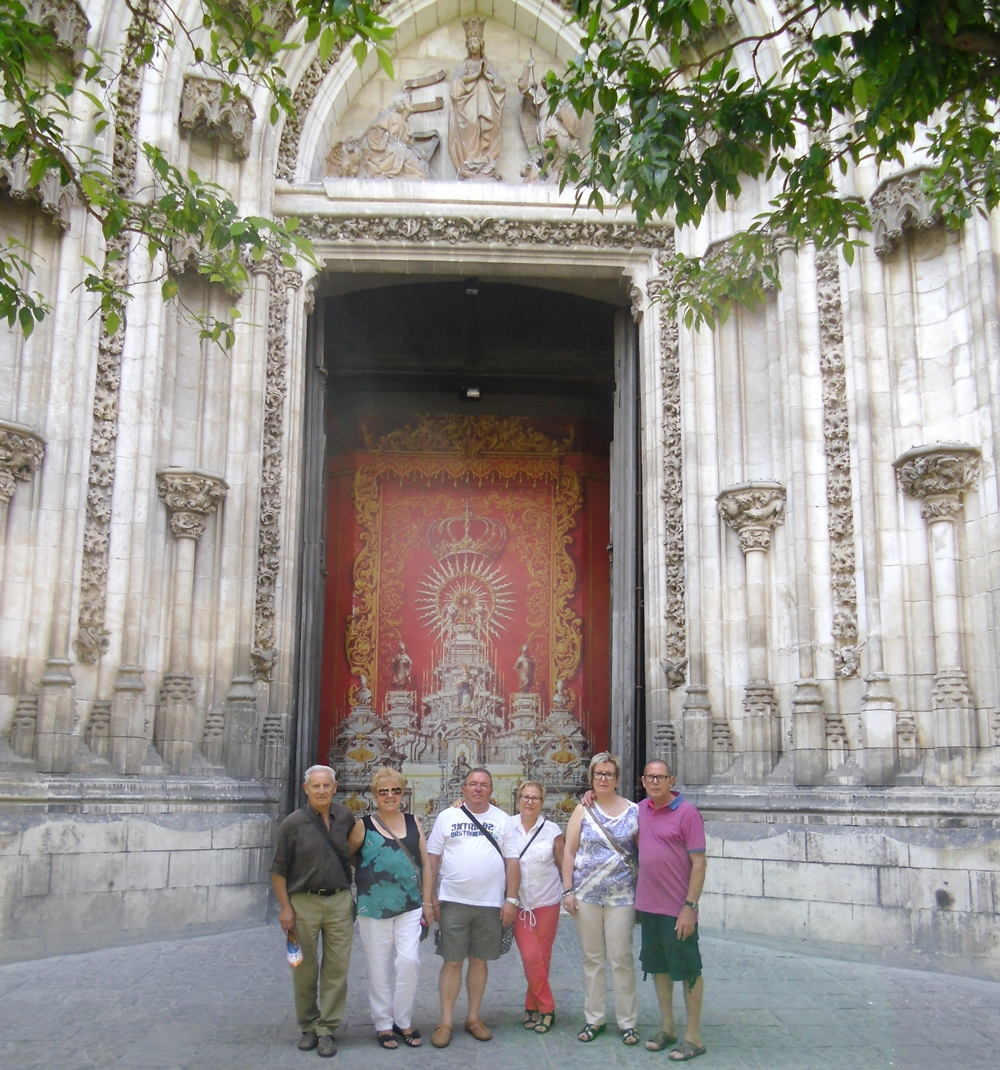 Joan y Petita con amigos en Sevilla