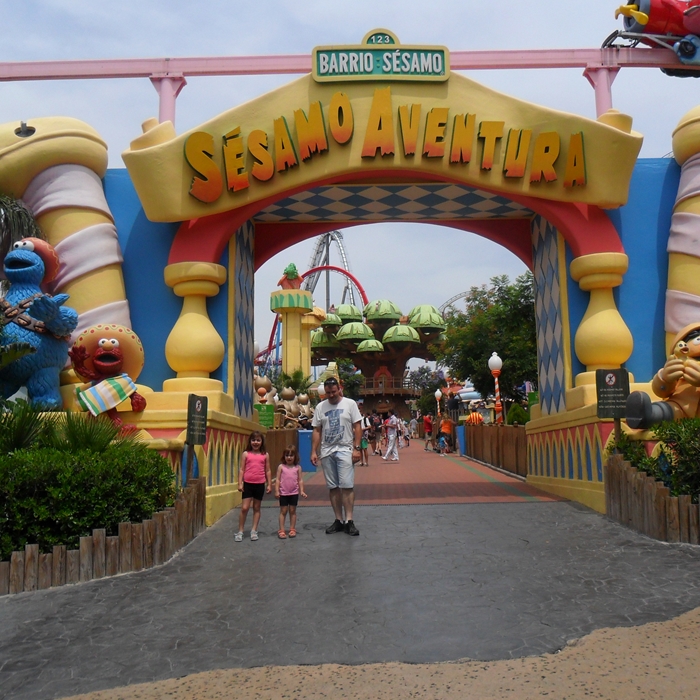 Jose y sus hijas en Port Aventura (Tarragona)