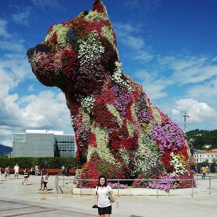 Montse en el Perro de Guggenheim Bilbao