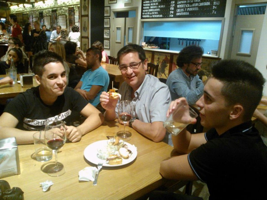 Alfonso y sus hijos de tapeo. País Vasco