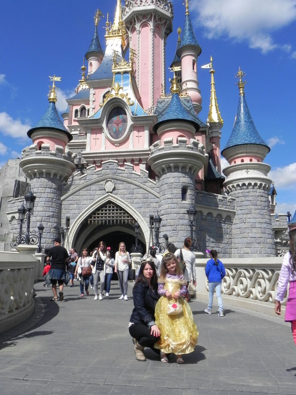 Naiara y Zaida ante el castillo Disney