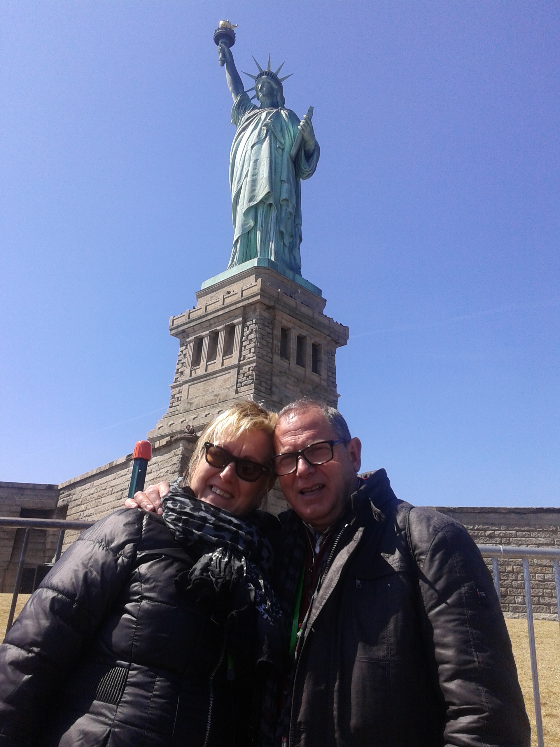 Joan y Pepita en Liberty Island