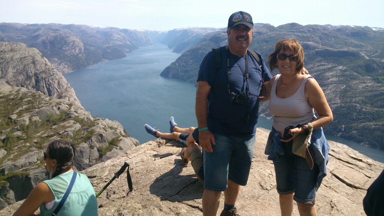 Enric y Neus en "El Púlpito", Fiordos Noruegos