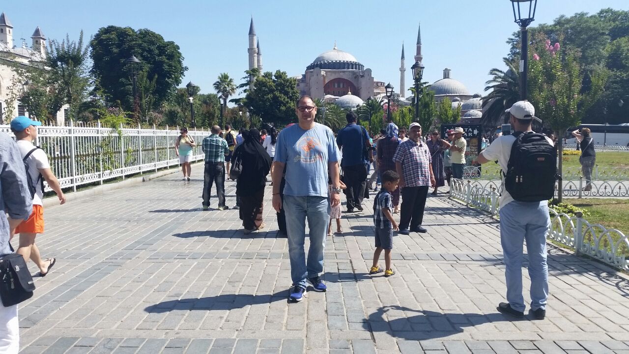 Antonio con Santa Sofia de Estambul