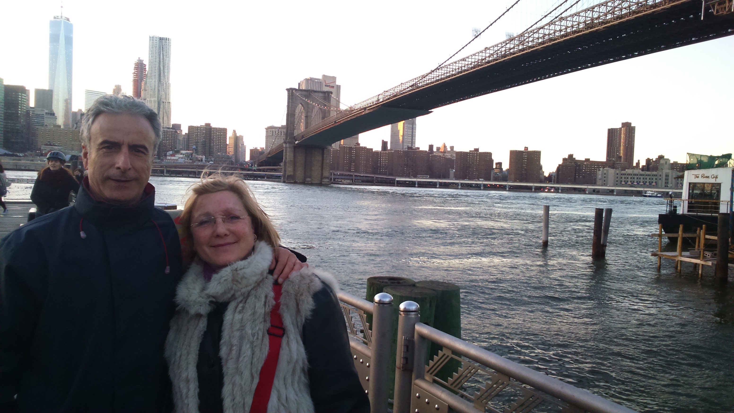 Pam y Antonio al lado del puente de Brooklyn
