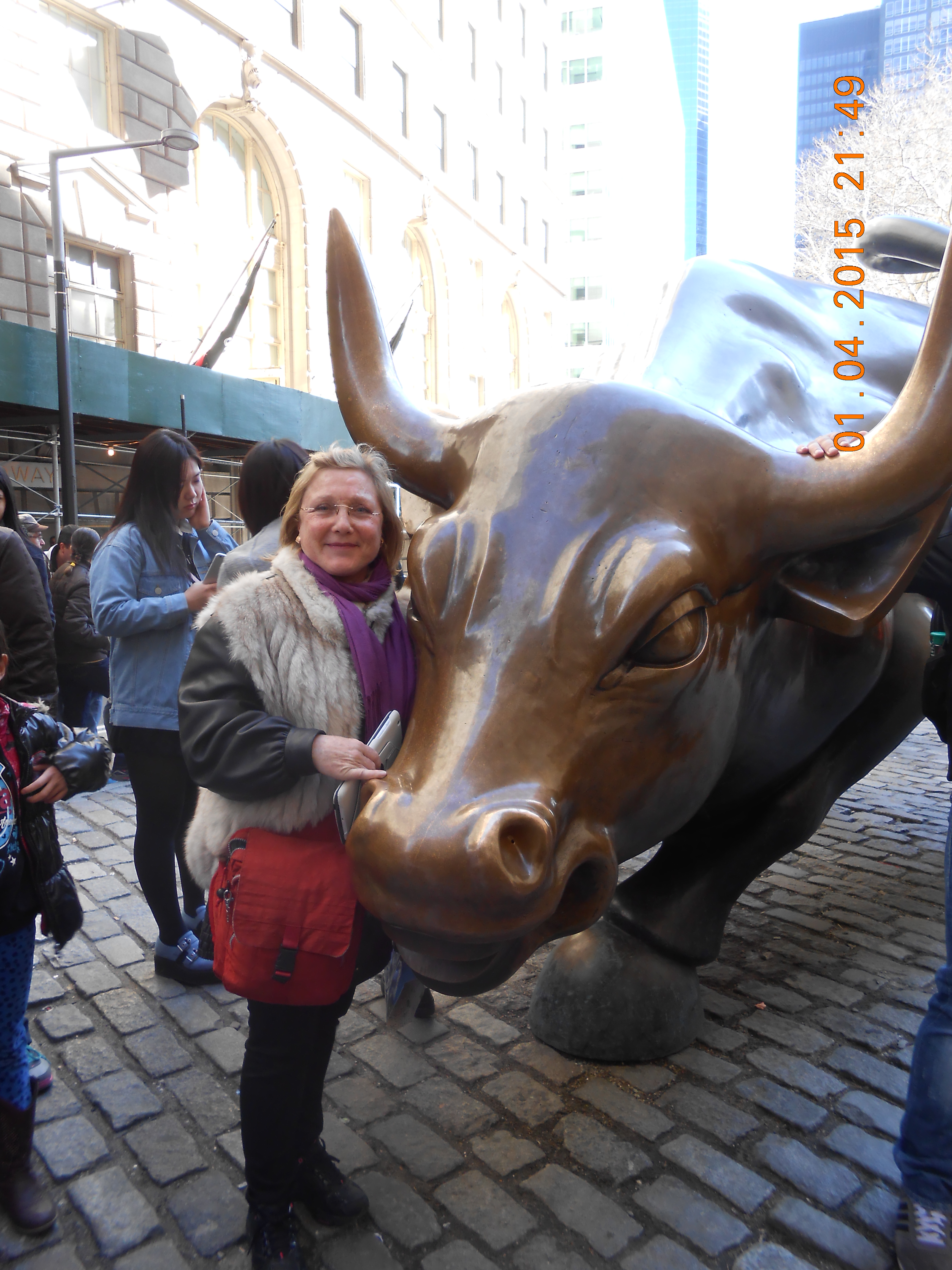 Pam junto a toro de wall street