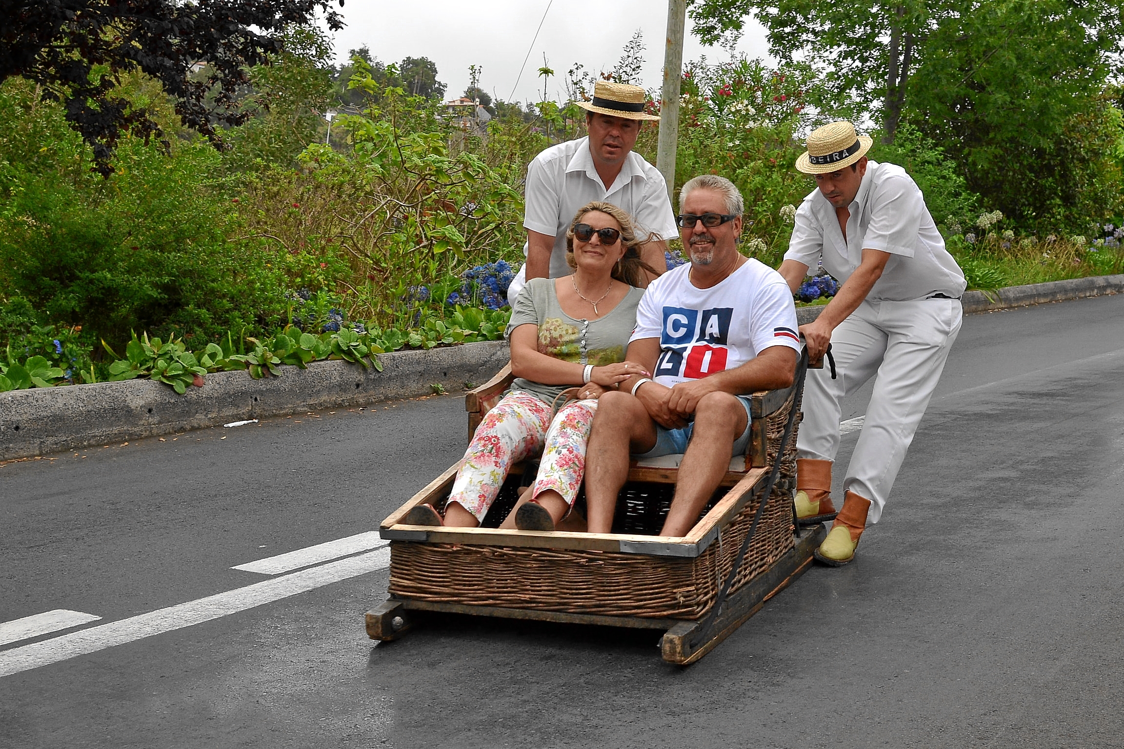 Maricarmen y Luis hacen bajada en cesto funchal por Madeira.