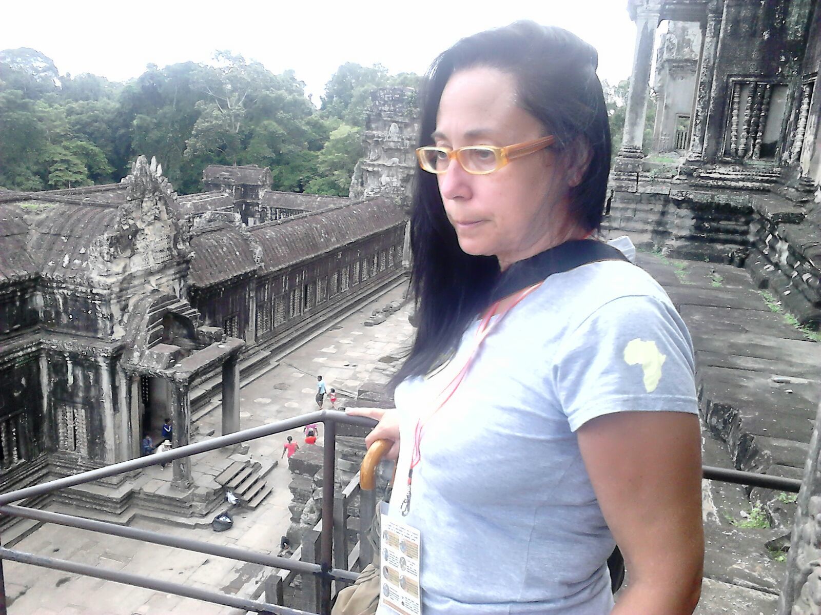 Anna en el templo de Angkor wat en Camboya