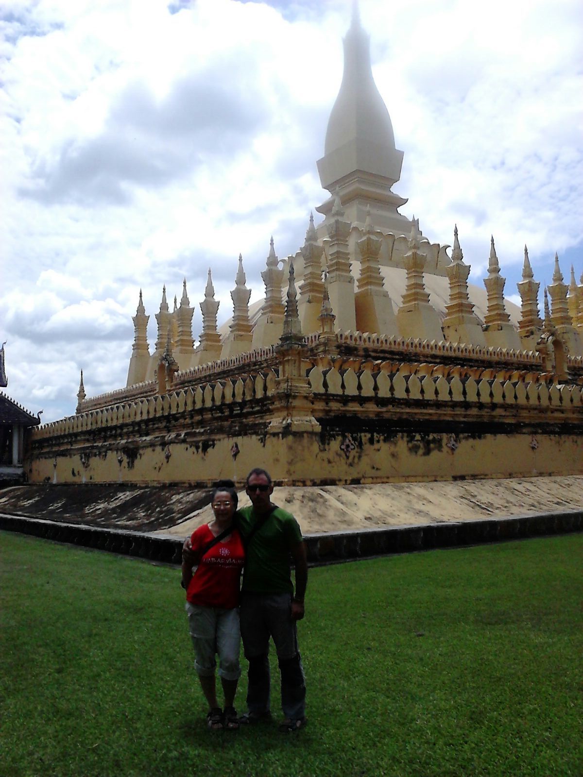 Ana y Ángel junto a la Pagoda that Luang de Laos