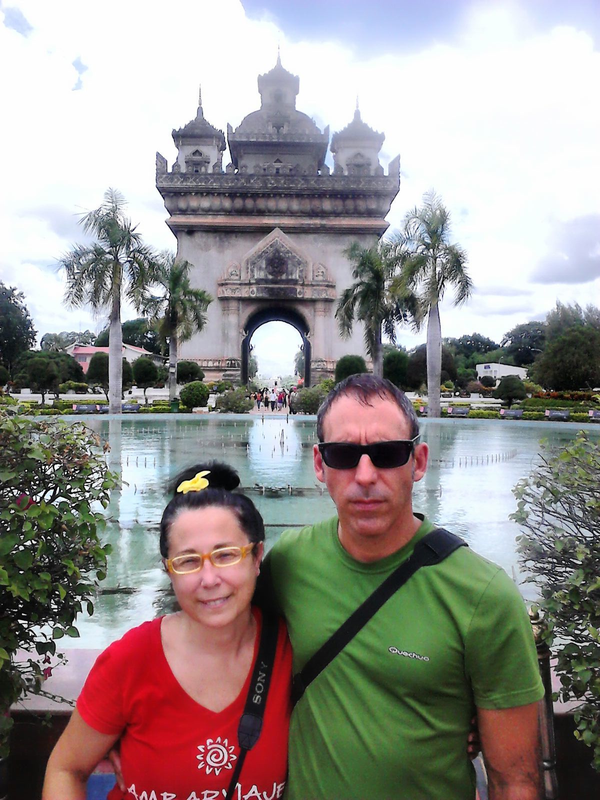 Ana y Ángel en Patuxai en Vietnam.