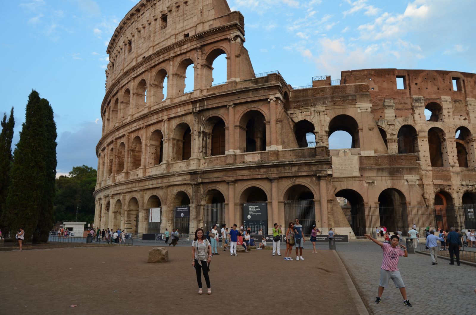 Montse ante el Coliseo de Roma