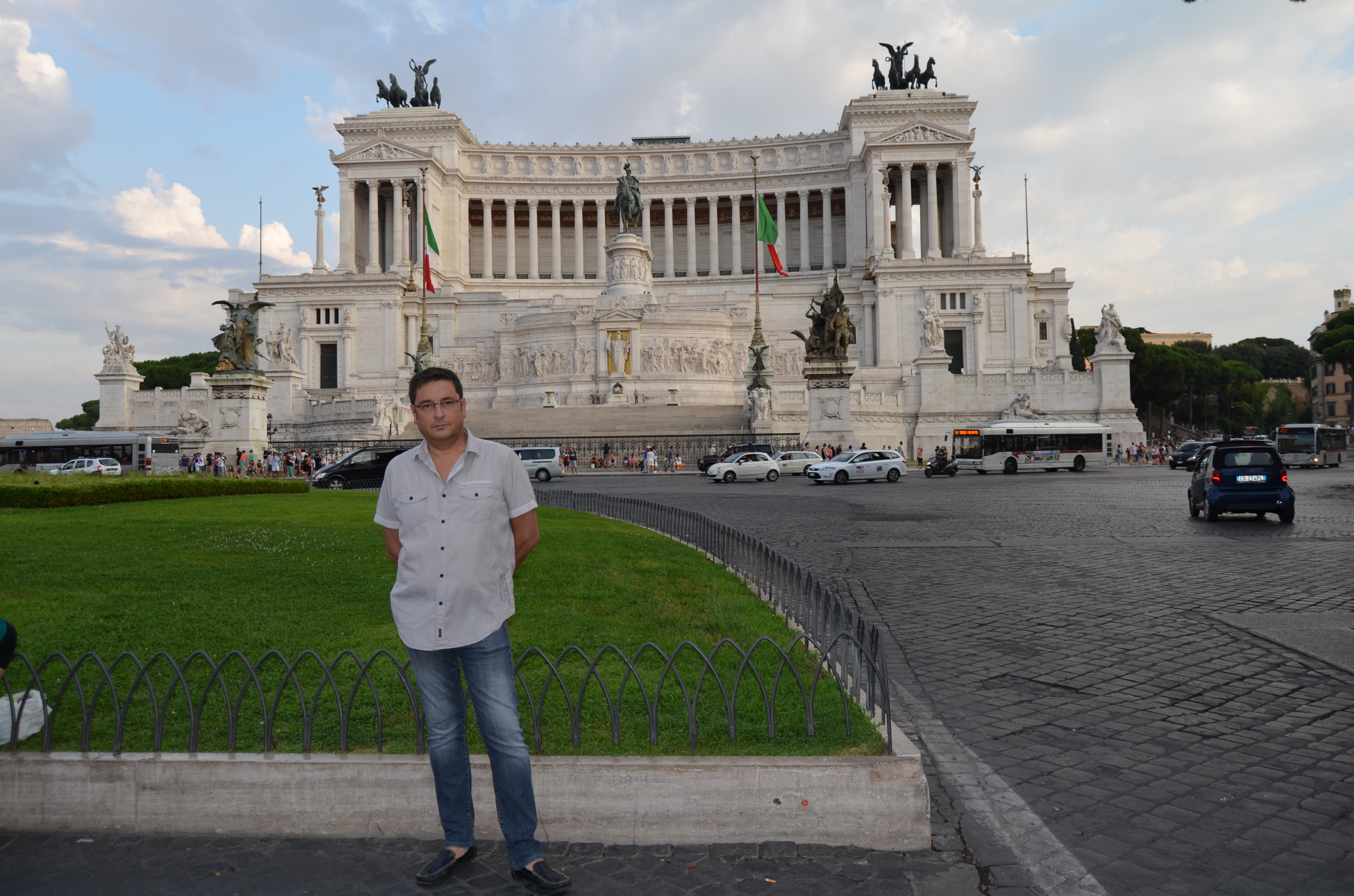 Alfonso con el Monumento a Vittorio Emanuele en Roma