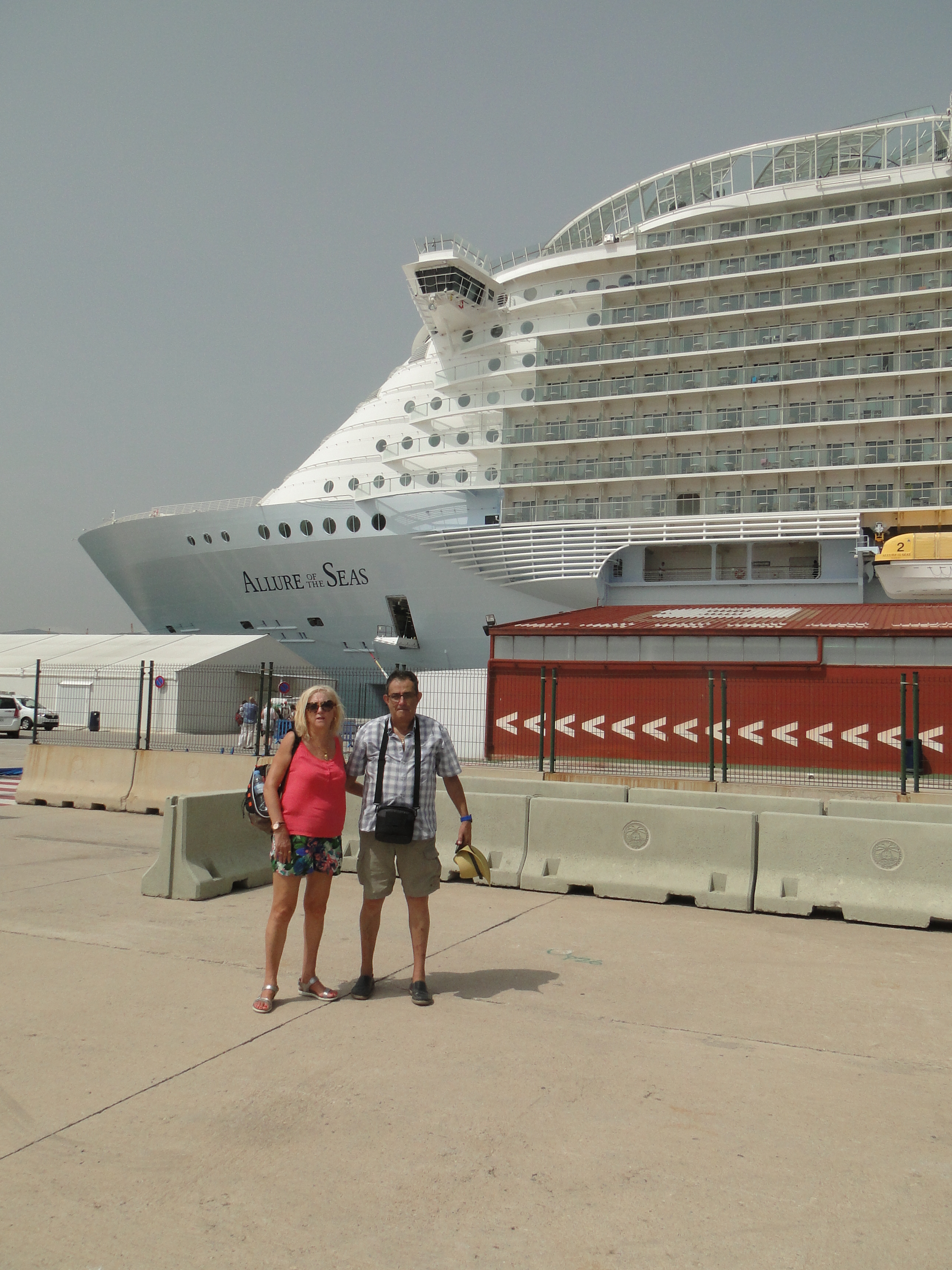 Paco y su mujer junto al crucero "Allure of the Seas"