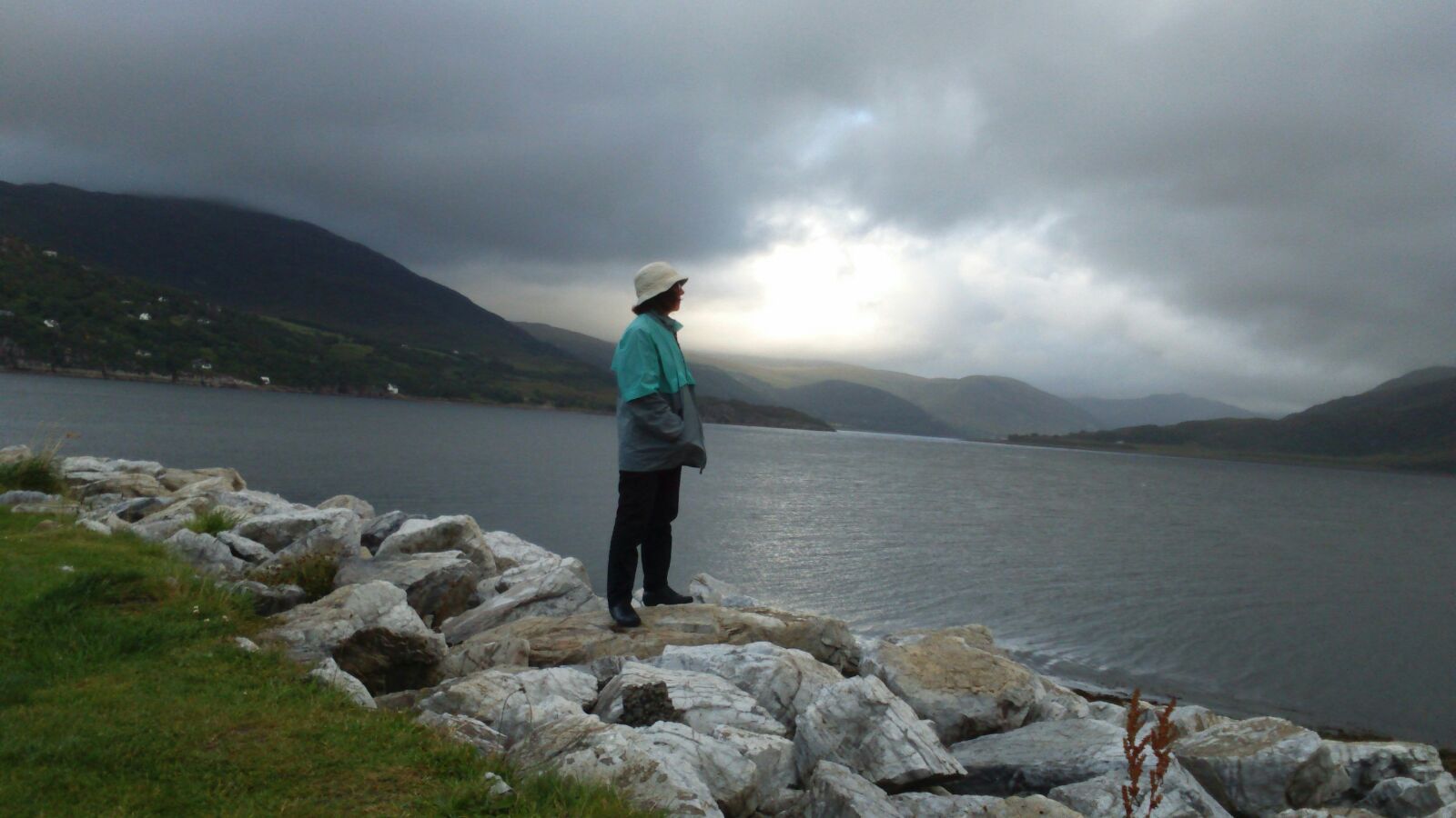 Rosario contempla el Lago Ness