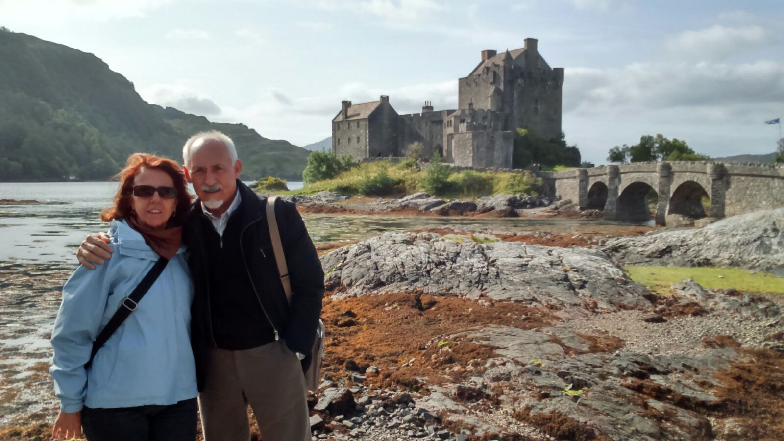 Rosario y Agustín con el castillo de Eilean Donan en Escocia