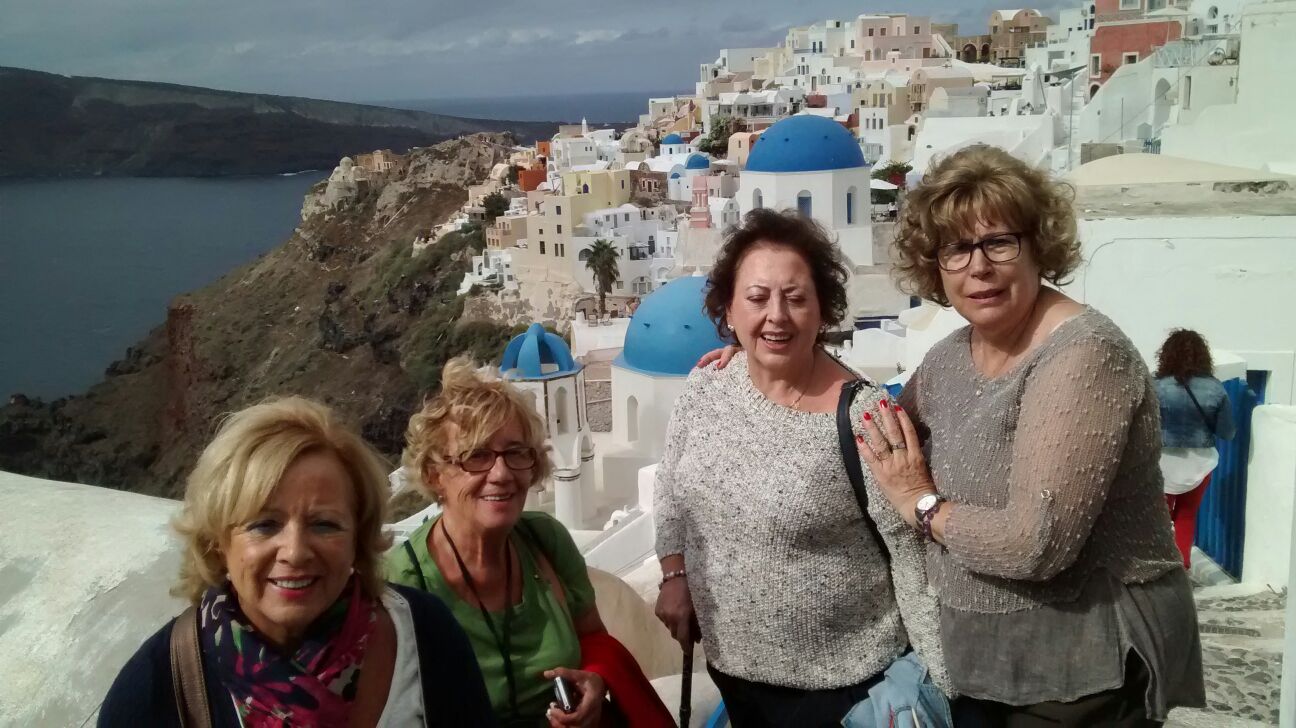 Esther junto a sus amigas en Santorini