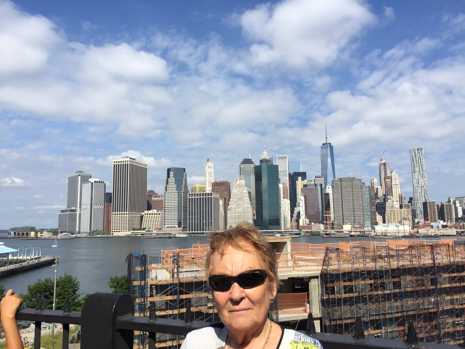 Loly con Skyline de Manhattan de Fondo