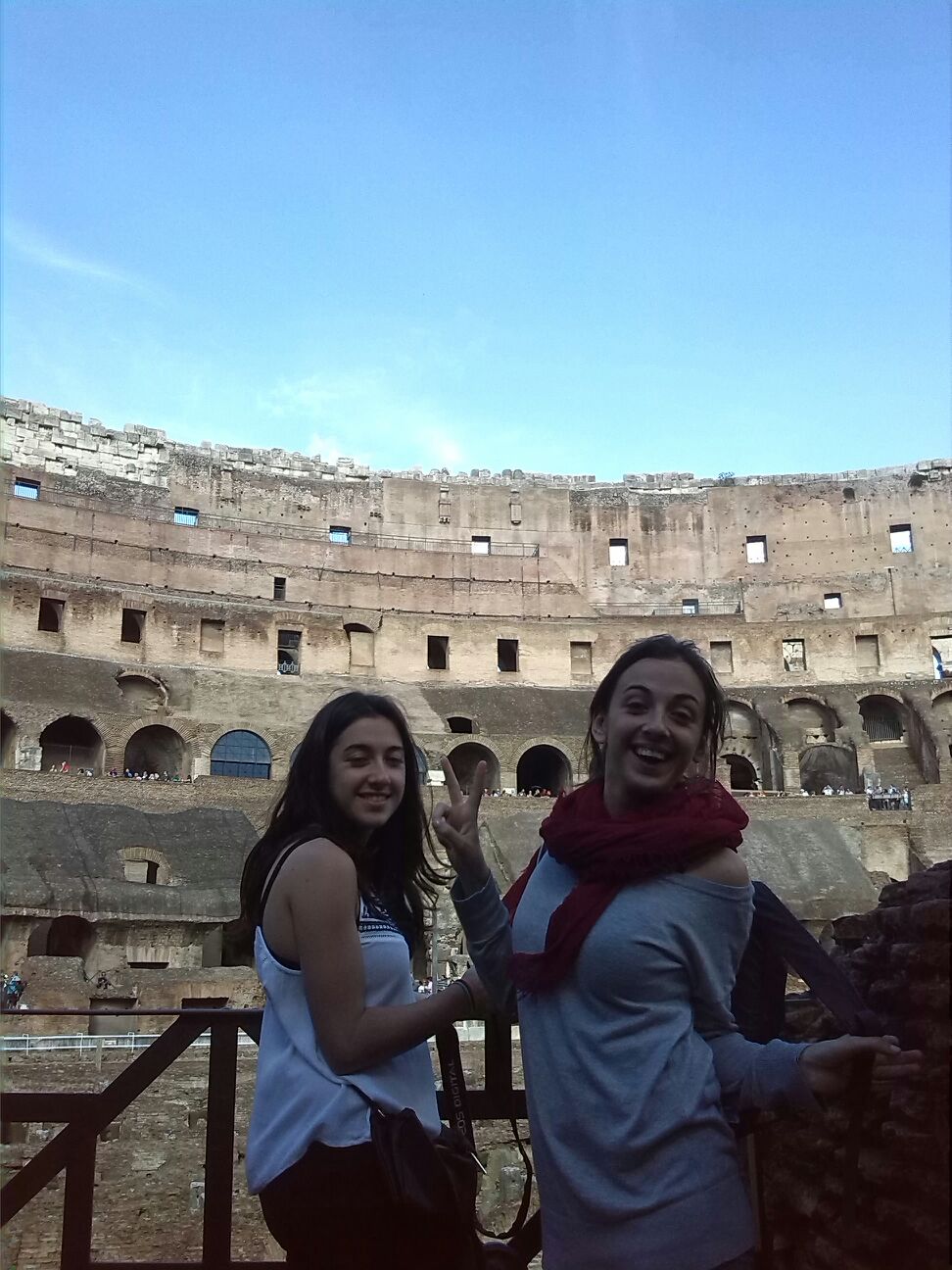 Núria en el Coliseo junto a Irene