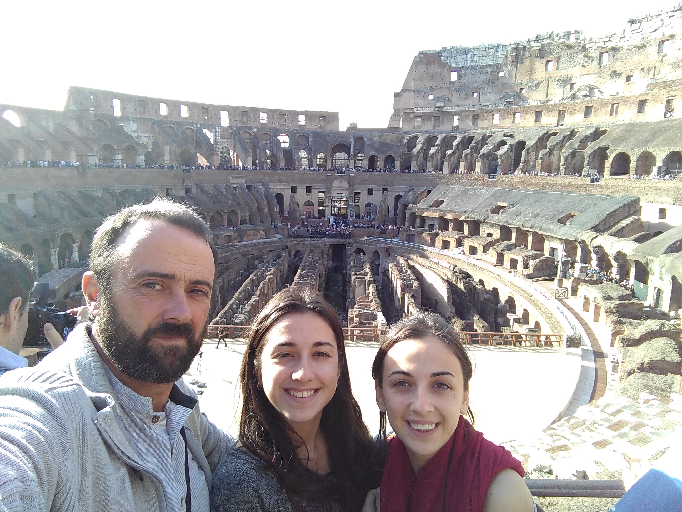 Núria, Jesus e Irene dentro del Coliseo de Roma