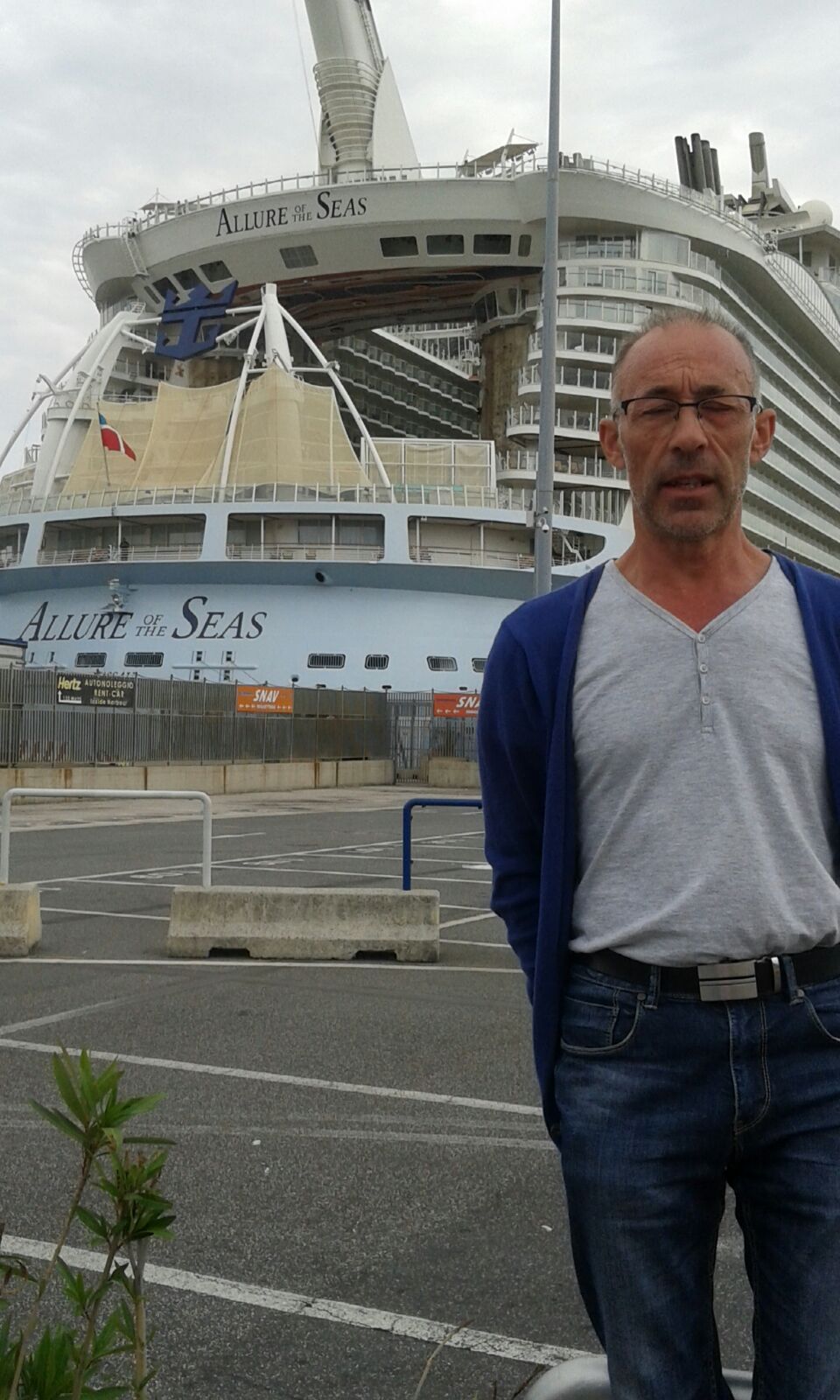 Enric con el Allure the seas al fondo