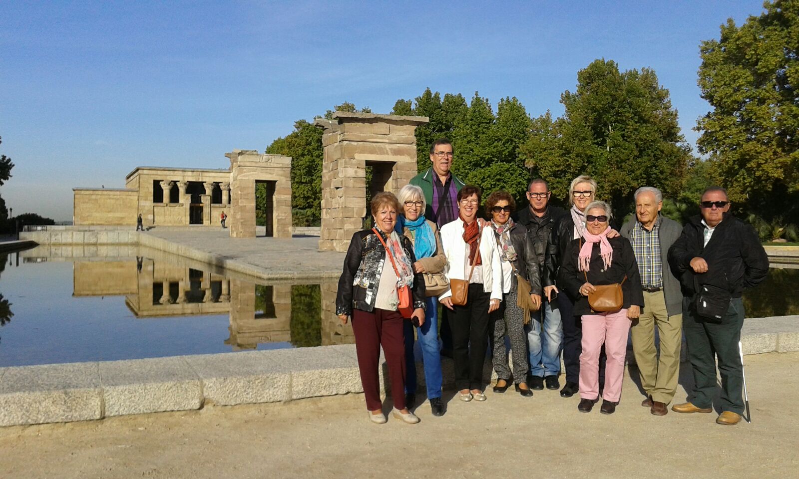 Joan y Pepita con amigos en el Templo de Debod en Madrid
