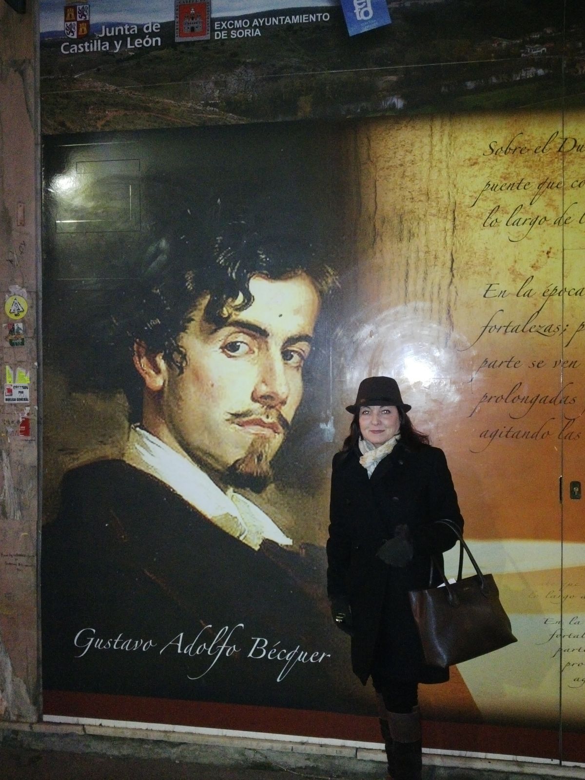 Montse junto al mural de Becquer en la calle mayor de Soria
