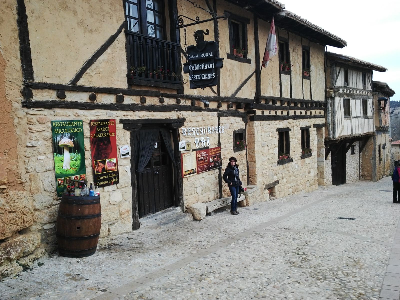 Montse ante una casa típica de Calatañazor