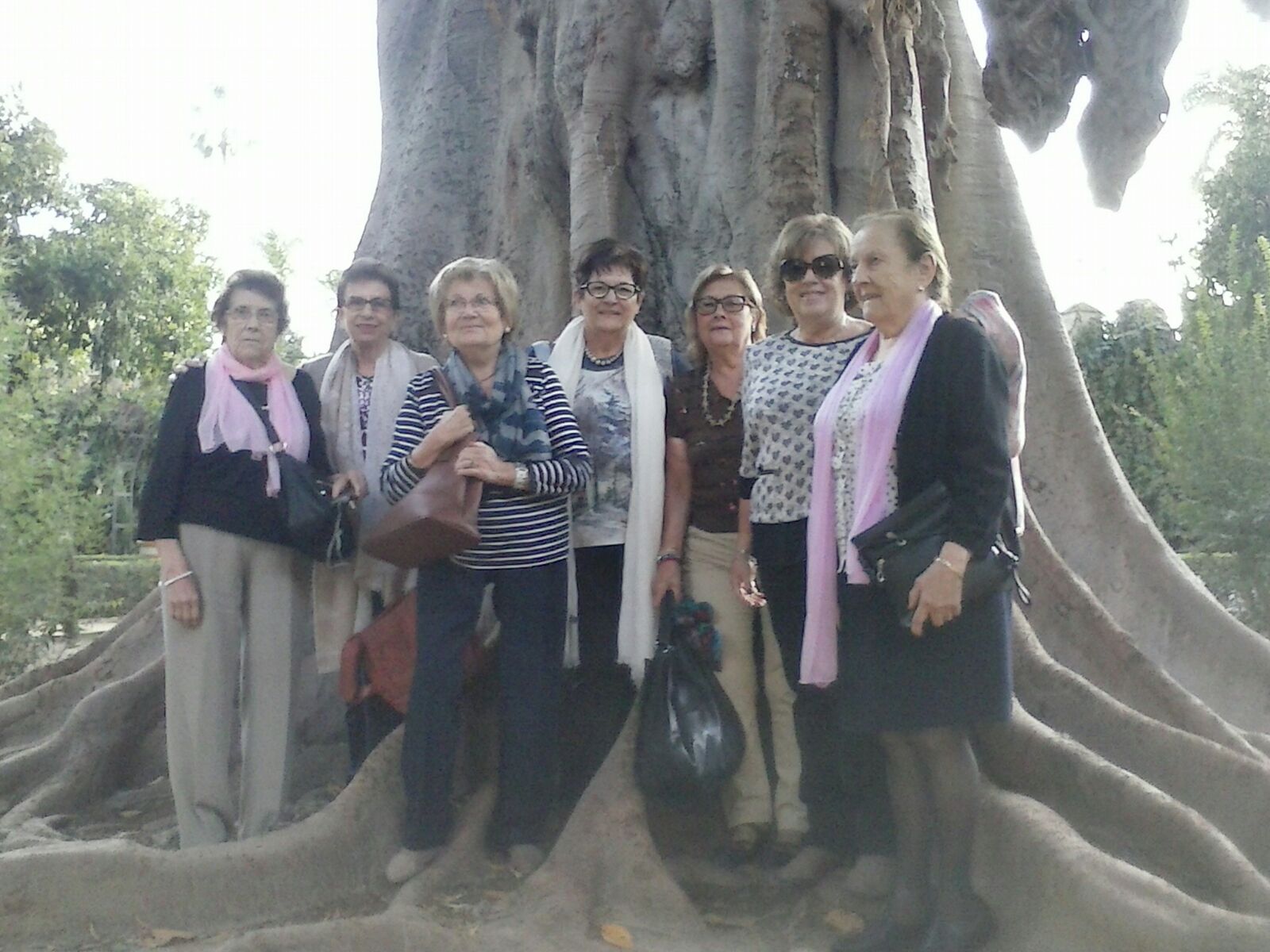 Un grupo de amigos posan en el parque de Maria Luisa de Sevilla
