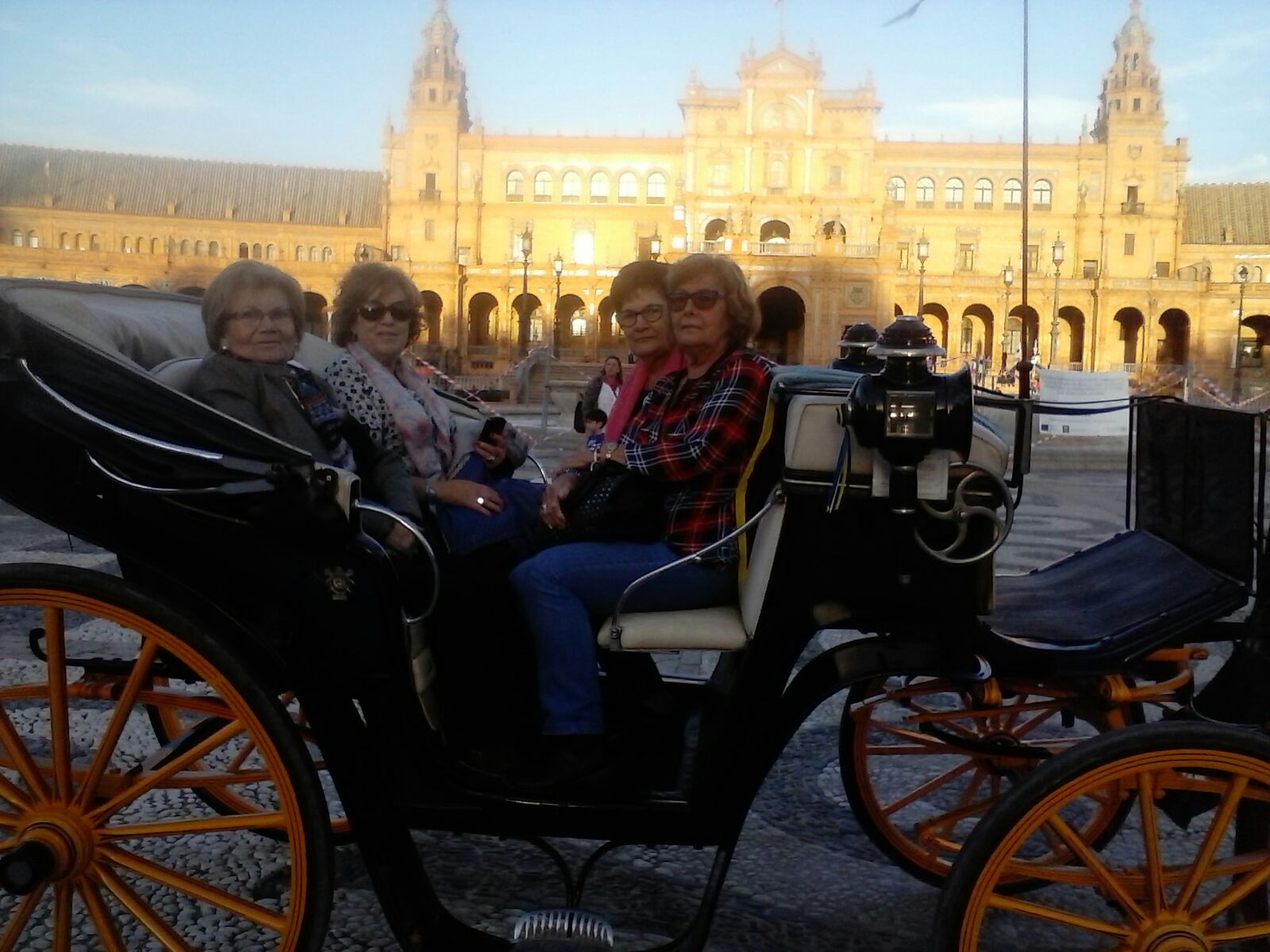Grupo de amigos paseando por Sevilla