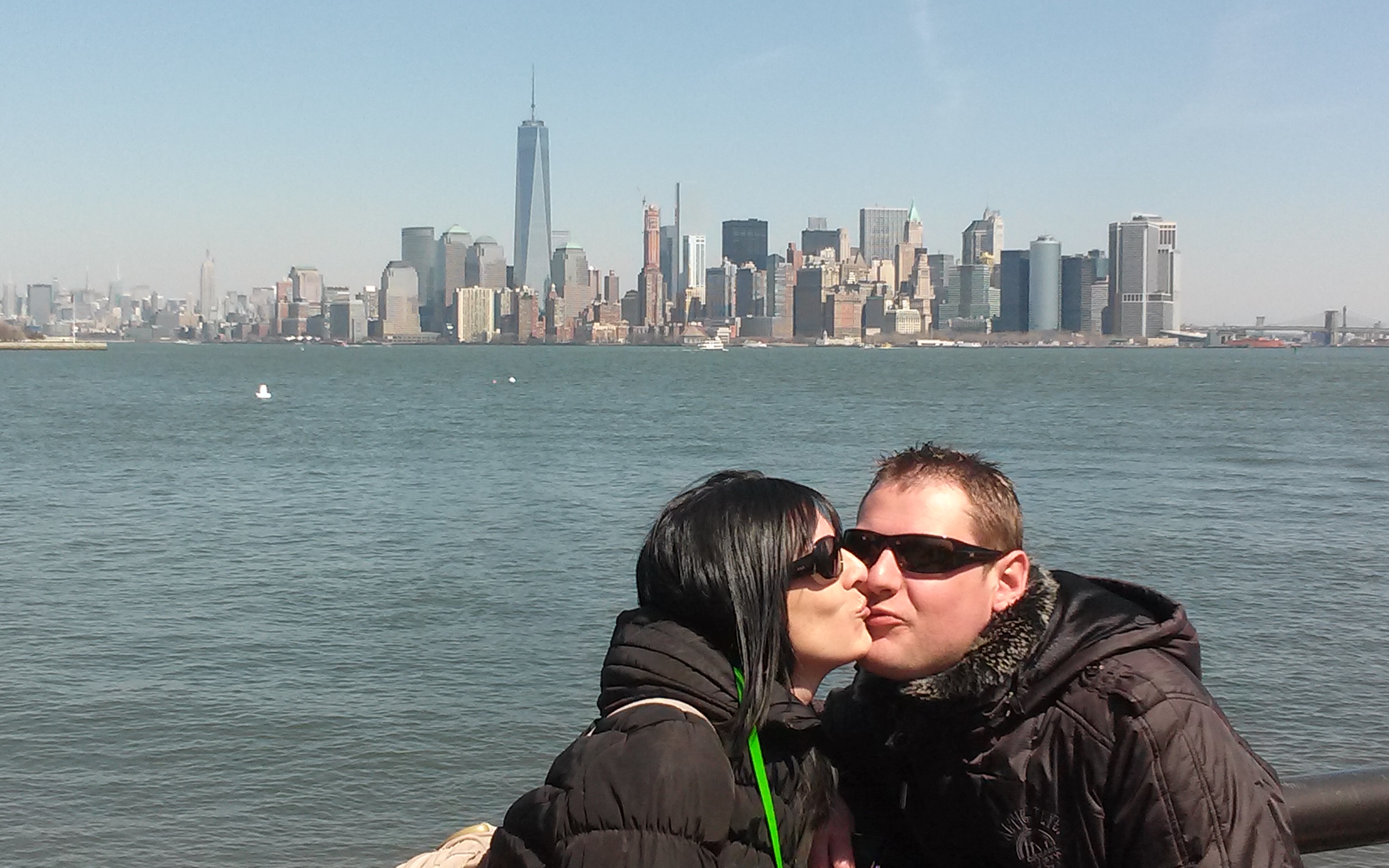 Joan y Esther con Manhattan de fondo