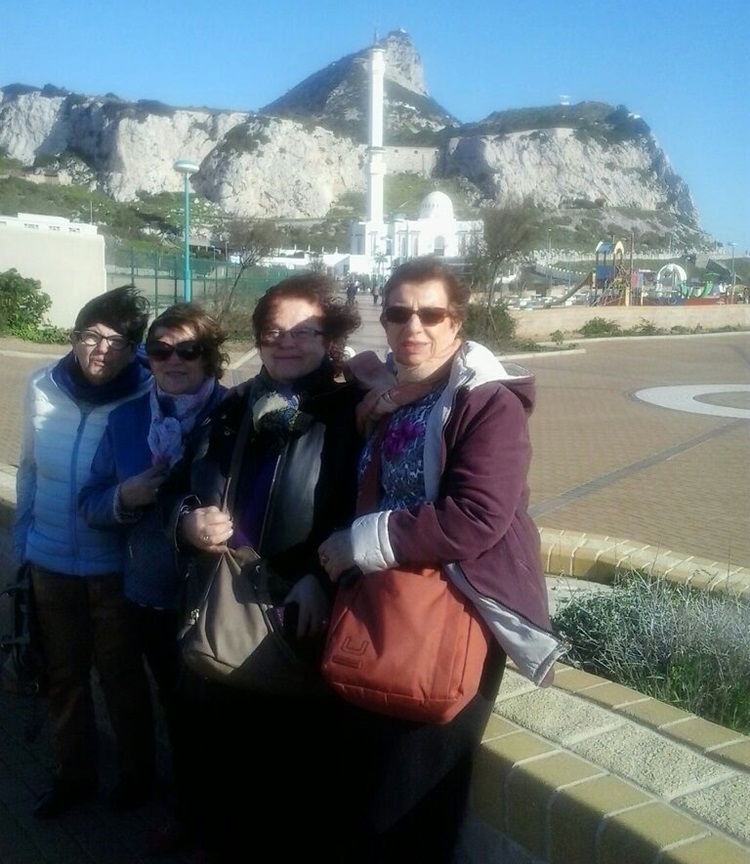 Santi, Ventura, Regina y Montse ante el Peñón de Gibraltar.