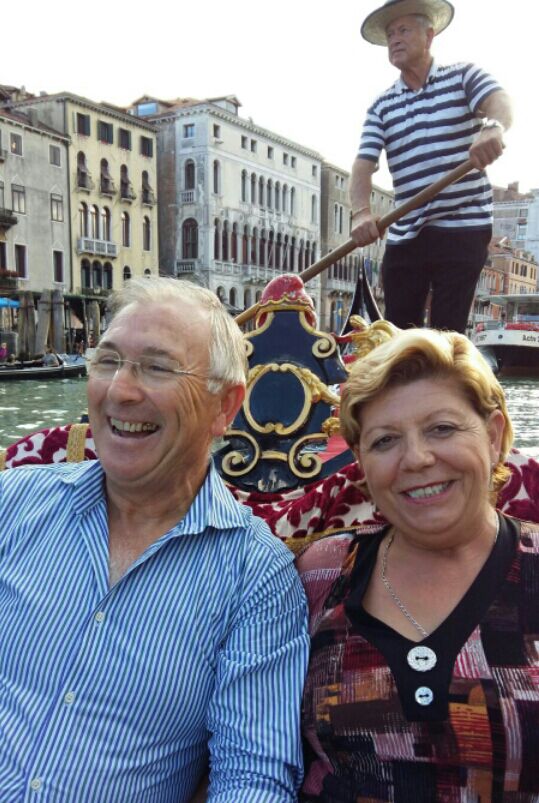 Alejandro y Mari en góndola por Venecia.