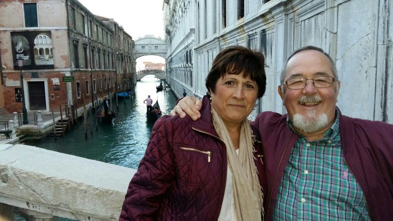 Miguel y Paqui ante el Puente de los Suspiros en Venecia.