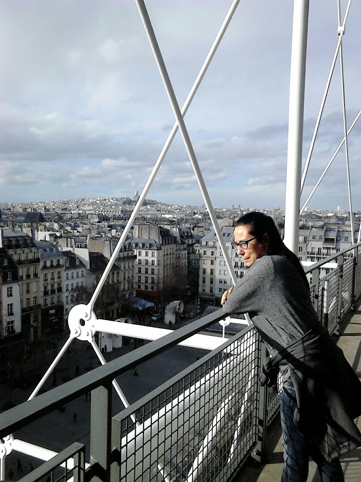 Ana en lo alto del Museo Pampidou de París y con el Sacre Coeur al fondo.