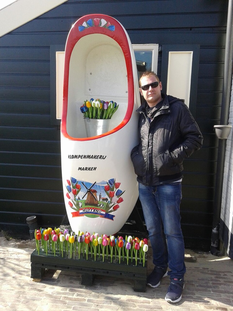 Joan posa con uno de los emblemas de Holanda en Marken.