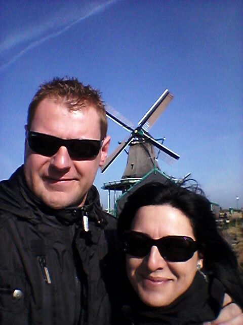 Esther y Joan ante uno de los molinos de los alrededores de Amsterdam