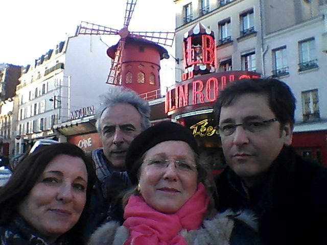Alfonso, Montse, Antonio y Pam ante el Moulin Rouge de París.