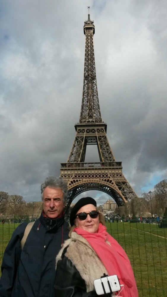 Antonio y Pam delante de la Torre Eiffel de París.