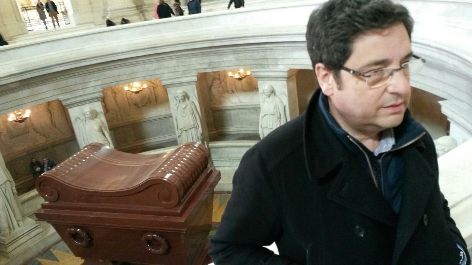 Alfonso ante la tumba de Napoleón.