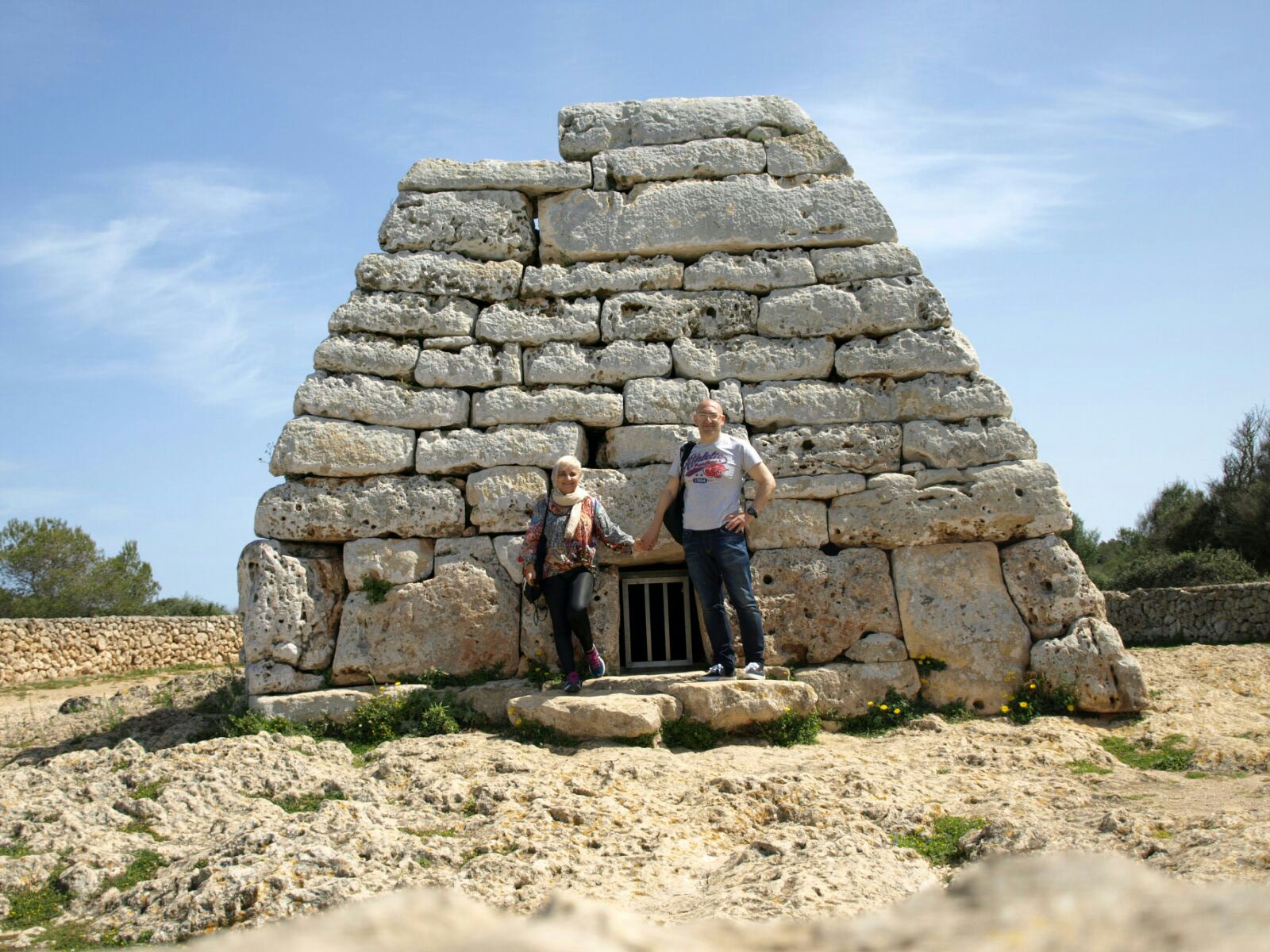 Ferran y Toni en la Naveta des Tudons en Menorca.