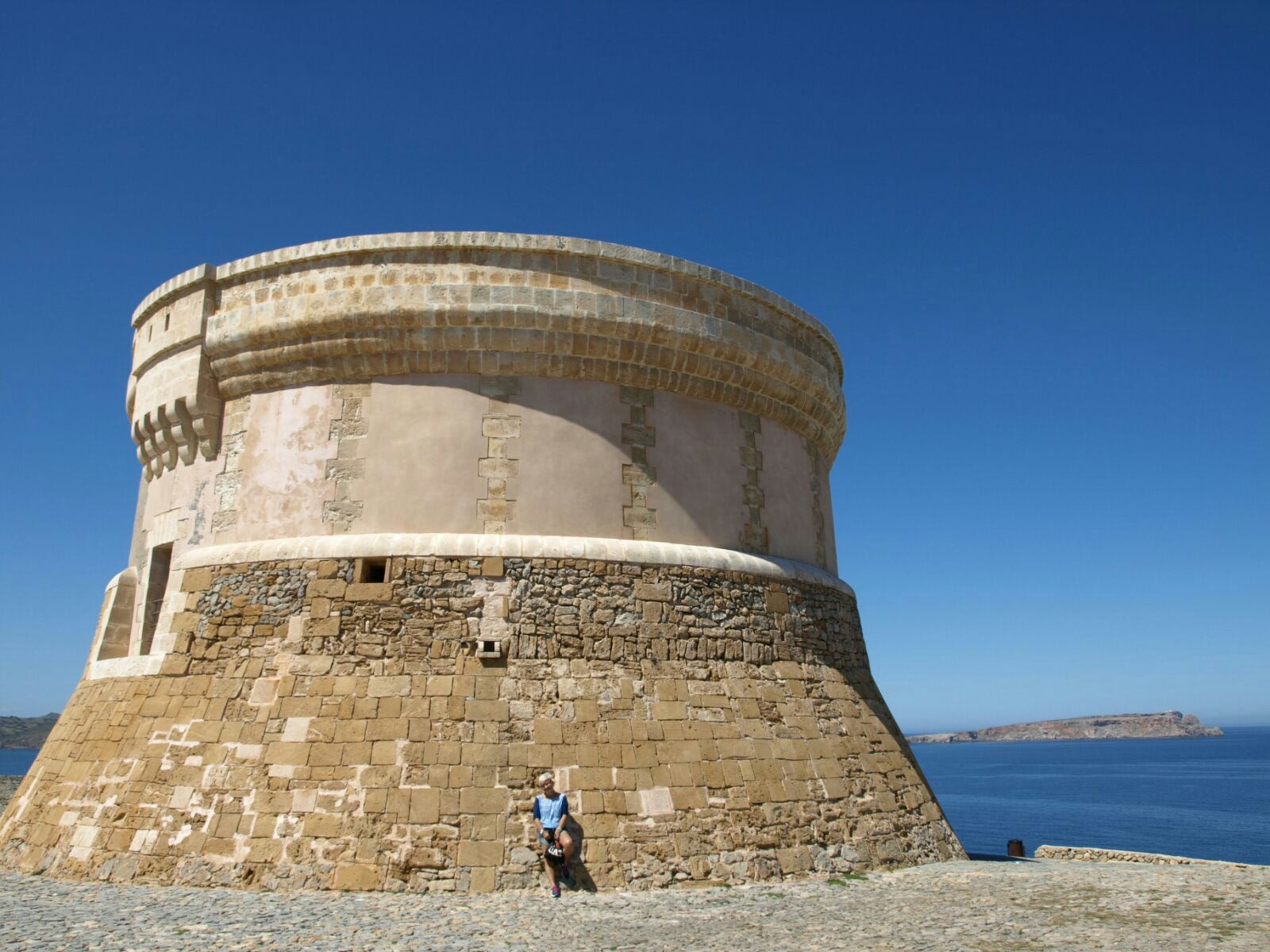 Toni junto a la Torre de Fornells en Menorca.
