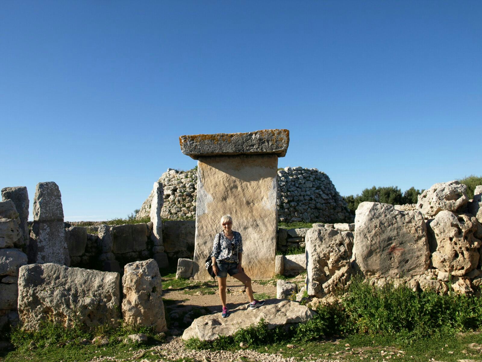 Toni ante la Taula del poblado Talayótico de Trepucó en Menorca.