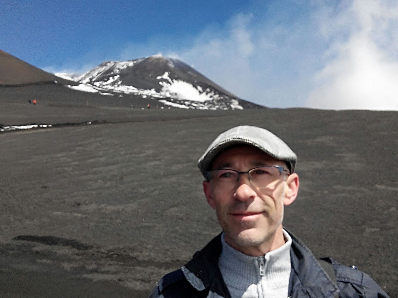 Enric con el Monte Etna al fondo, en Sicilia.