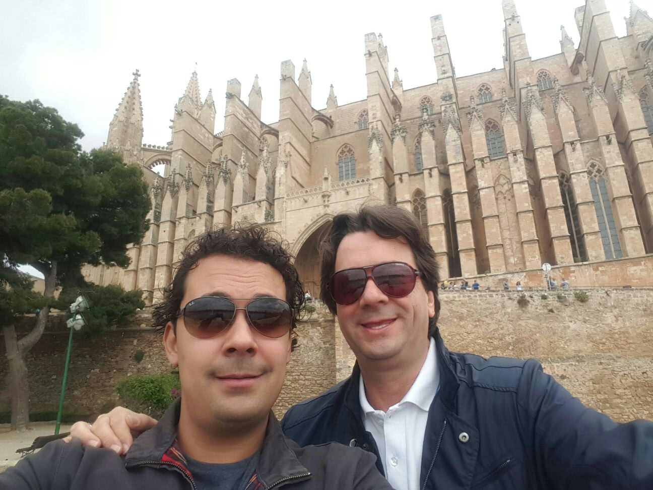 Jose Miguel y Pepe con la Catedral de Palma de Mallorca.