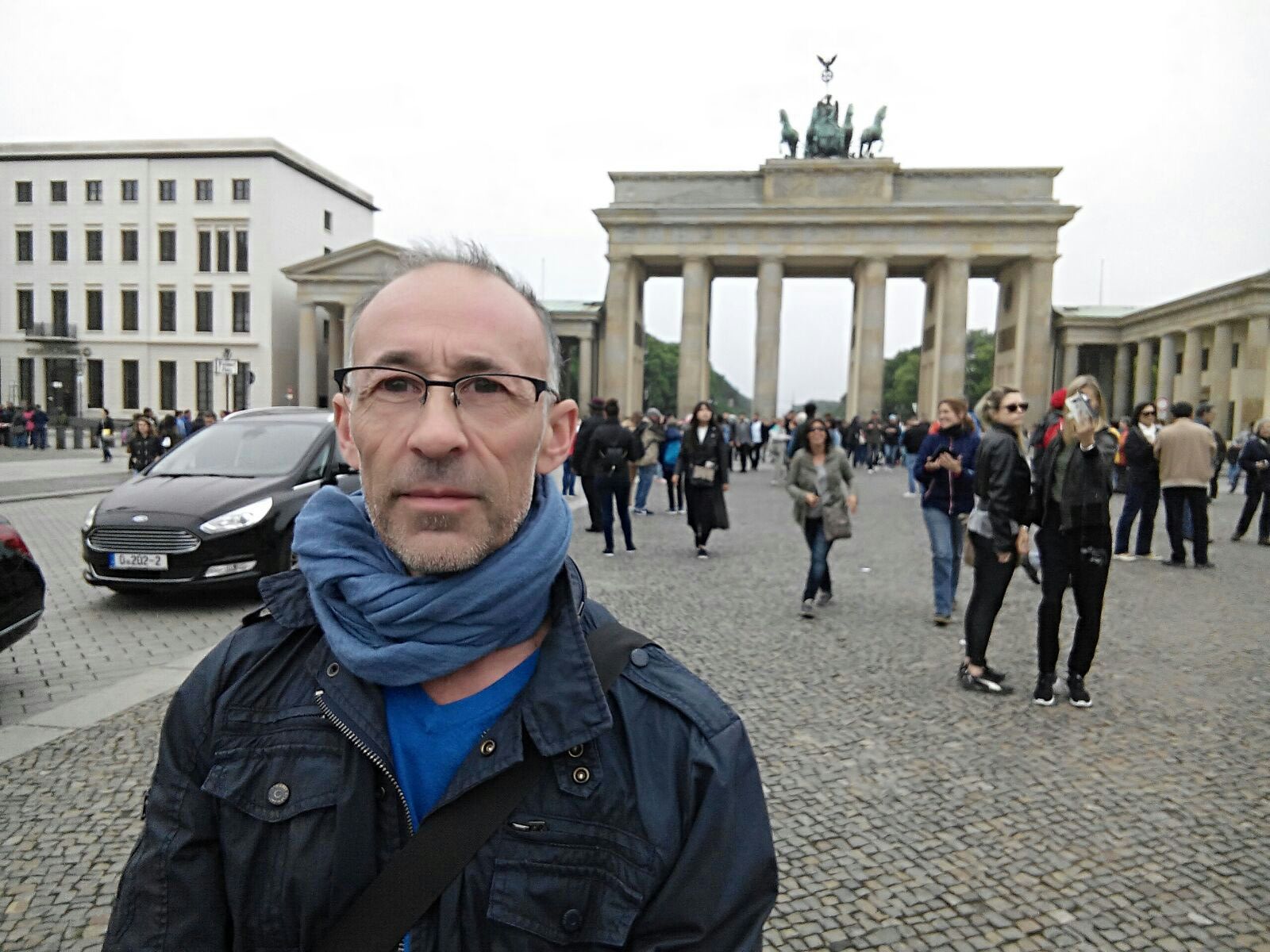 Enric con la Puerta de Brandeburgo (Berlín)