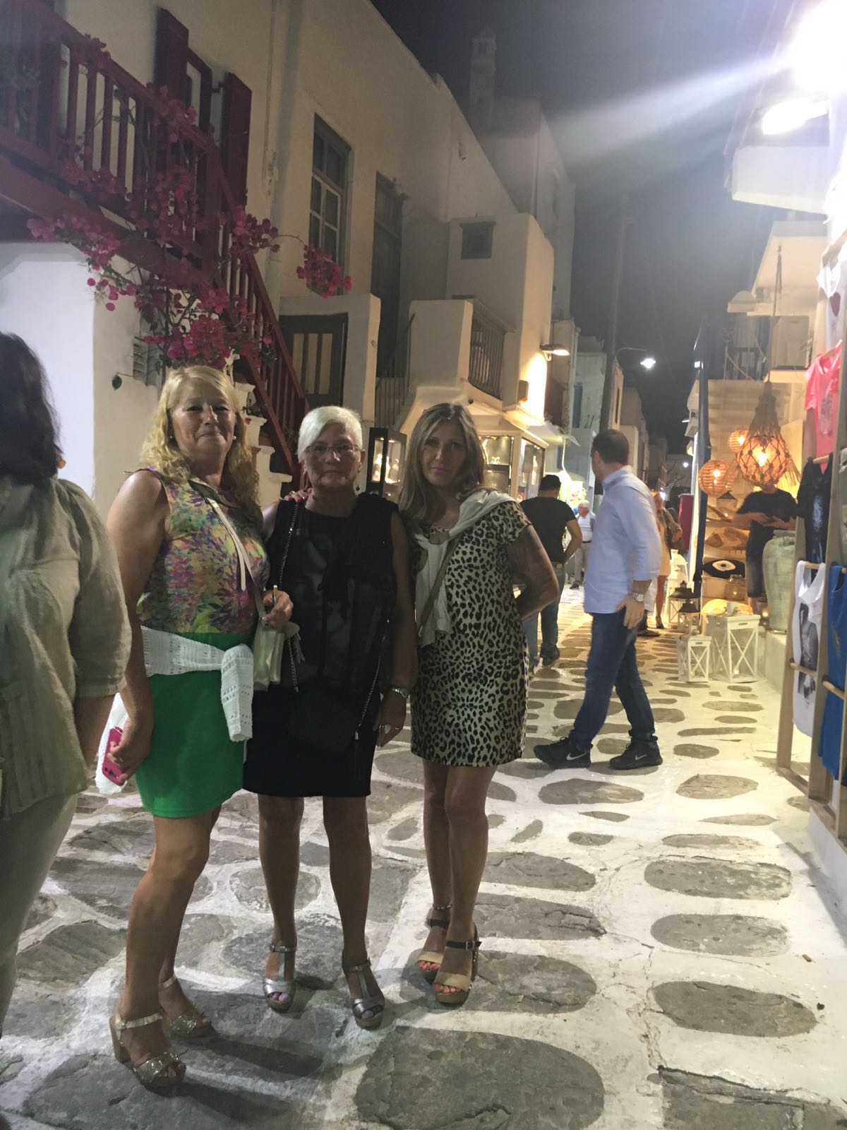 Asun, Mª Pilar y Tere por las calles de Mykonos.