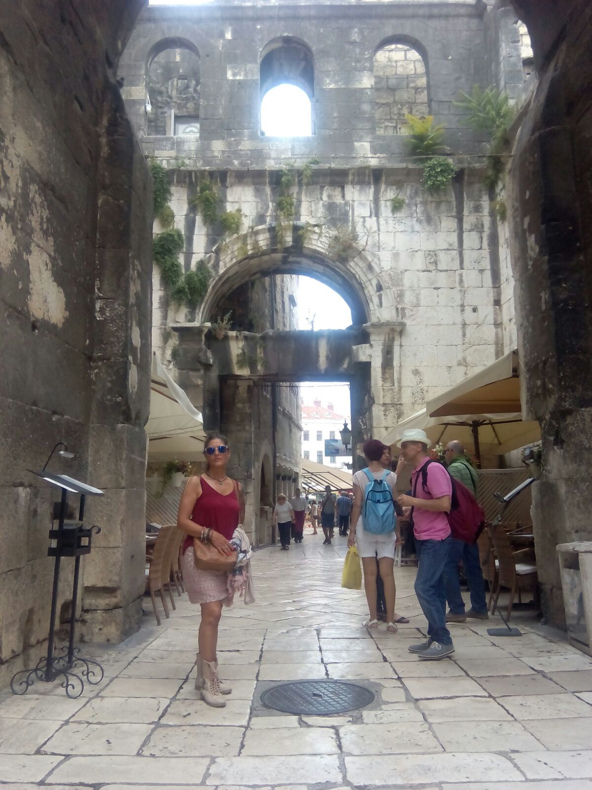 Asun ante la antigua puerta de Split