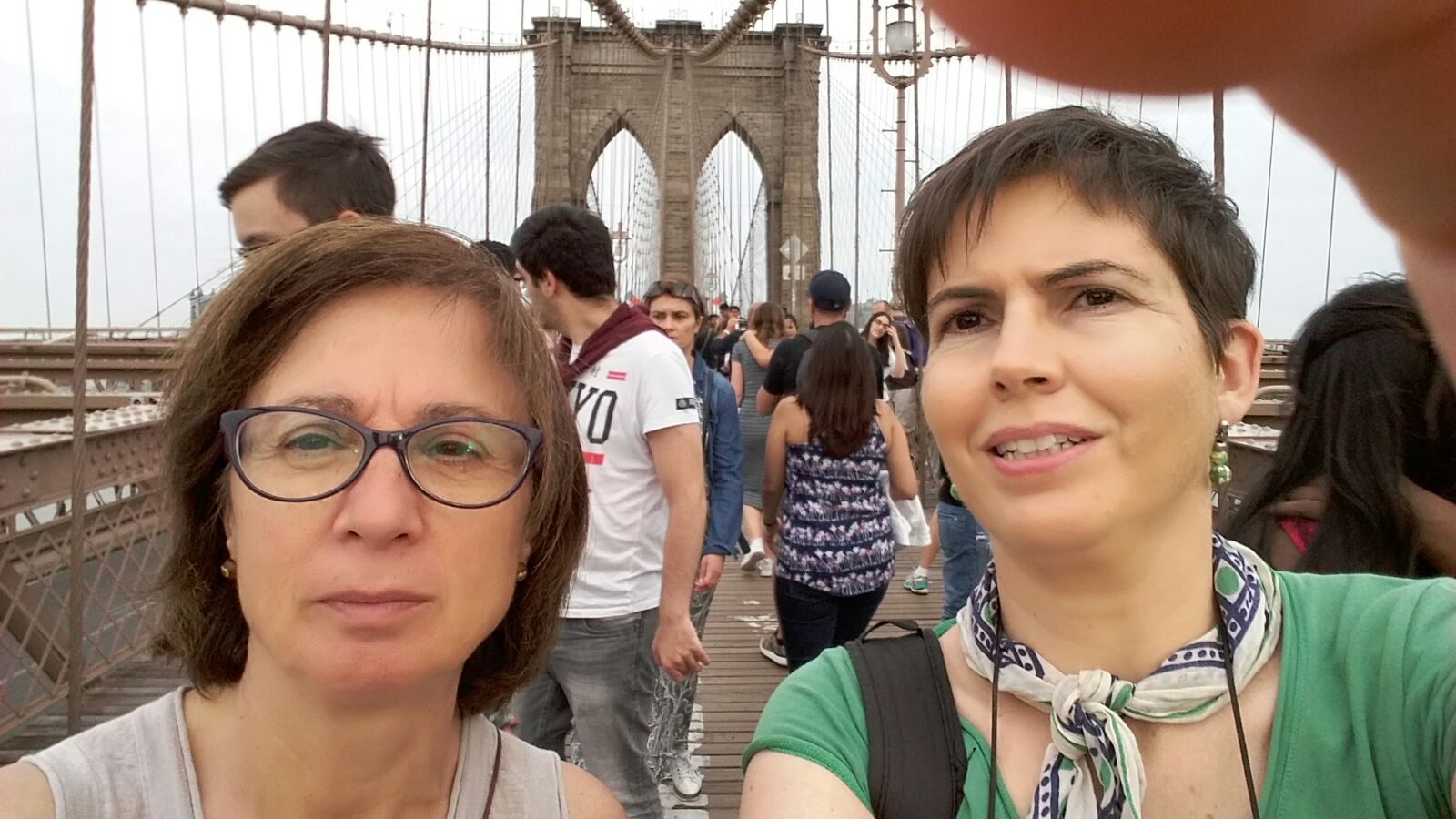 Maricarmen y Anna en el puente de Brooklyn en Nueva York.
