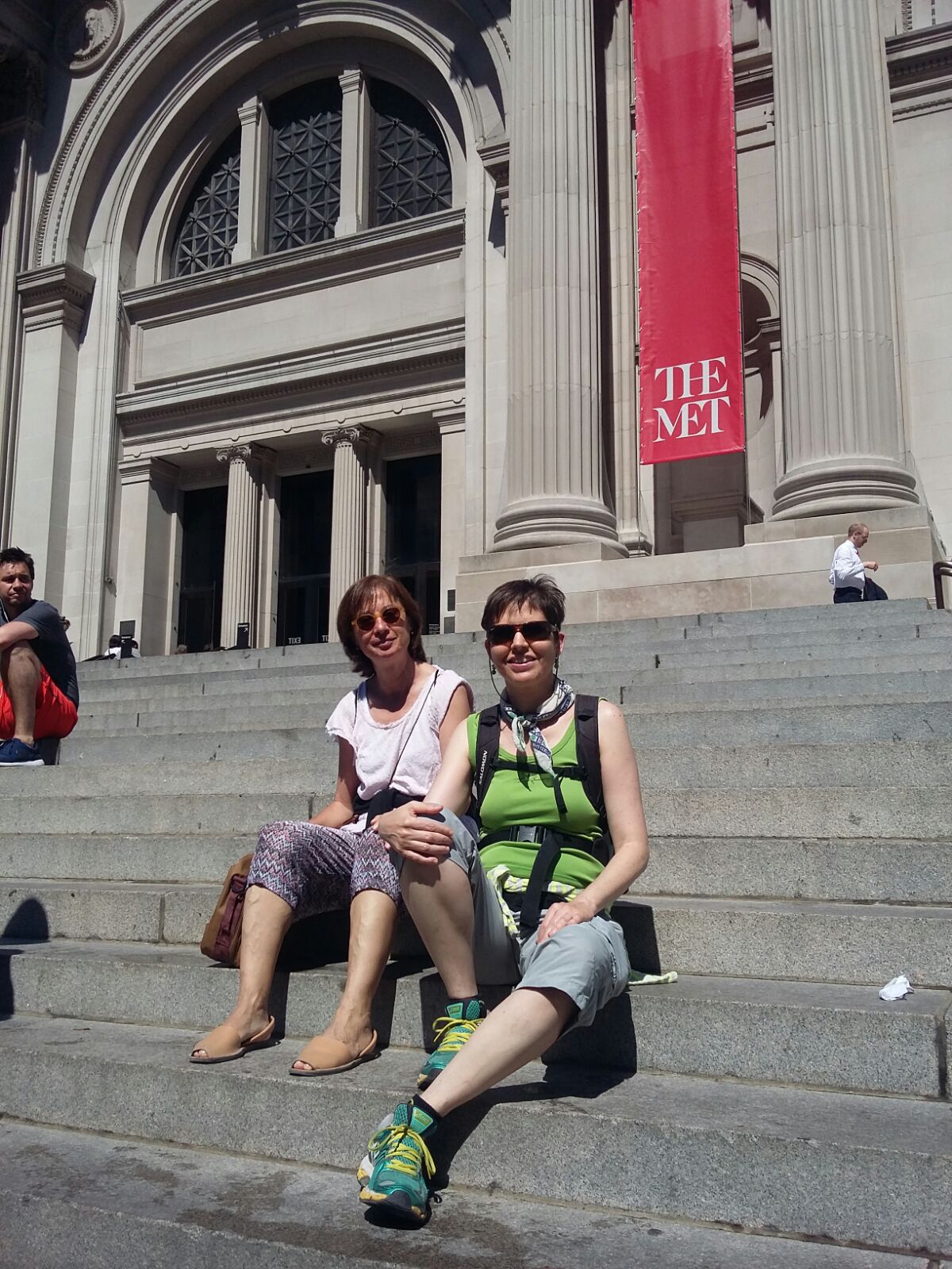 Maricarmen y Anna en las escaleras del Museo Metropólitan de Nueva York.